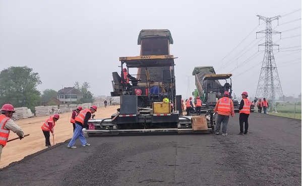 G3銅陵長江公鐵大橋北引橋保通公路水穩攤鋪施工順利完工