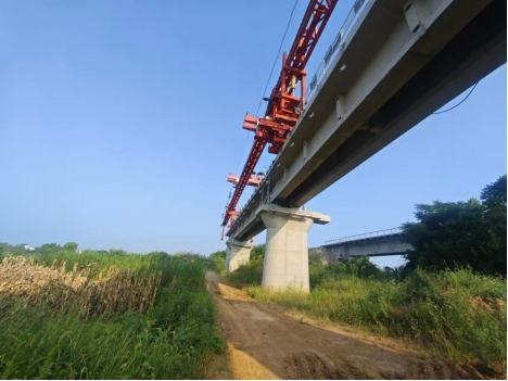 銅陵江北港鐵路專用線項目廬江段首座特大橋T梁順利架設完成